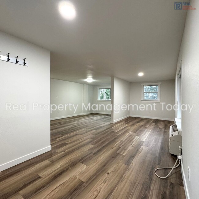 Building Photo - Beautiful remodeled 3 bed 1.5 bath with de...