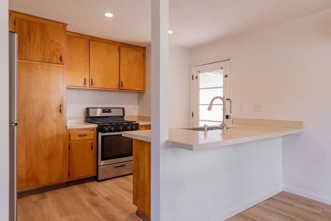 Building Photo - Downtown cottage