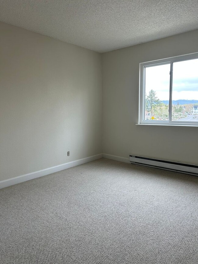 Building Photo - NEWLY RENNOVATED 2 Bed / 1 Bath Condo w/ B...