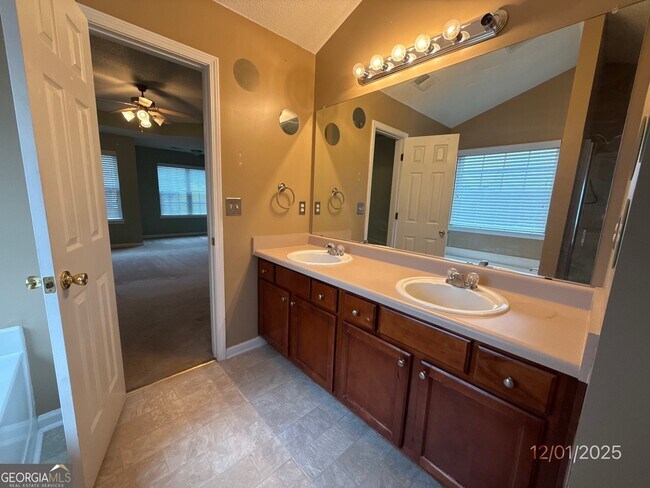 Building Photo - 460 Camella Cir