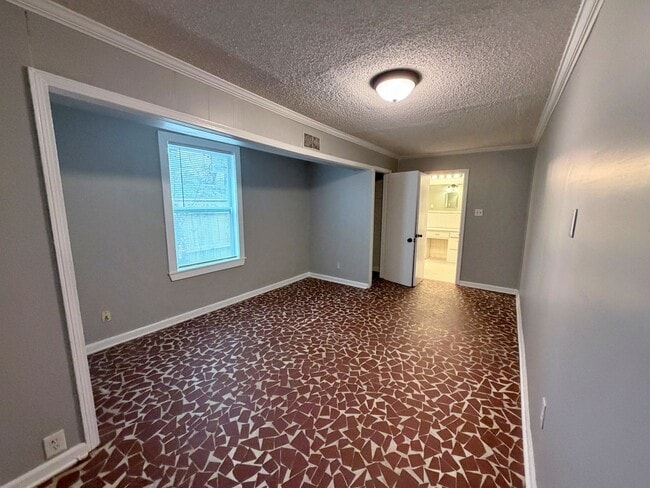 Building Photo - Cozy 3 Bedroom Home Ready for Move In!!