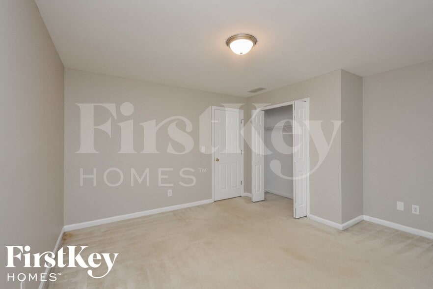 Building Photo - 1715 Foxwood Glen SE