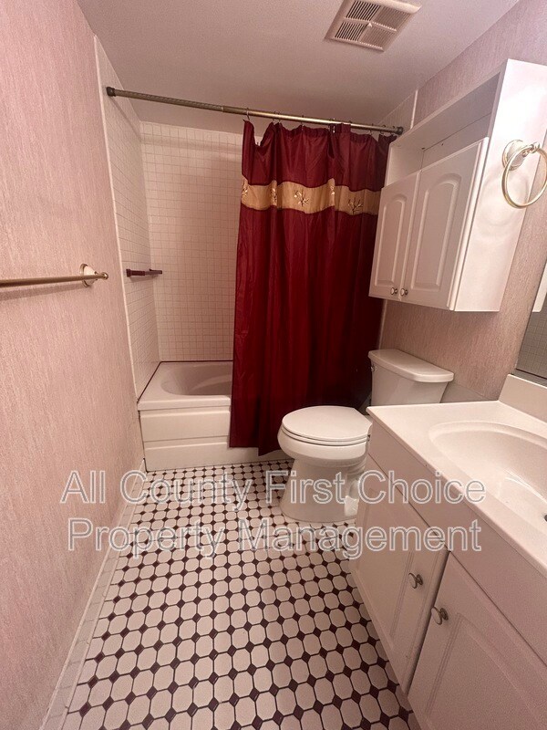 Building Photo - 760 S Village Dr