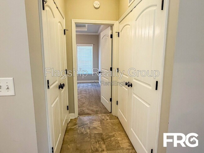 Building Photo - 103 Rolling Knoll Ct