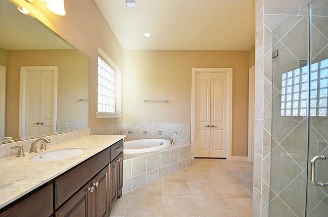 Building Photo - 4802 Fairford Dr