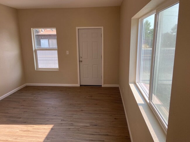 Building Photo - 318 E Front St