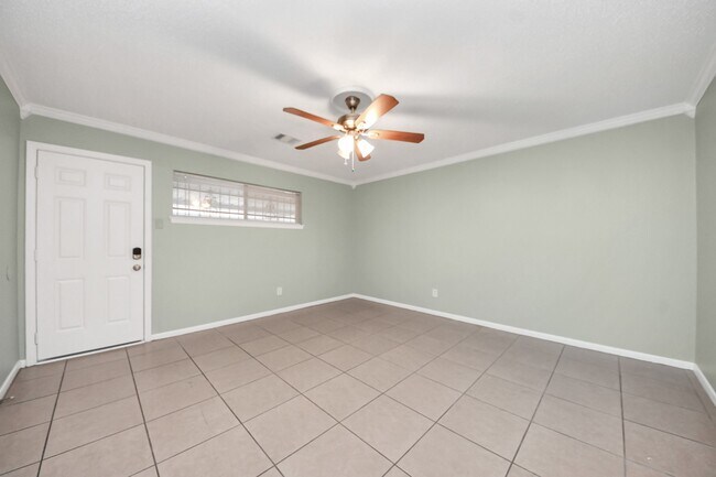 Building Photo - 44 W Tri Oaks Ln