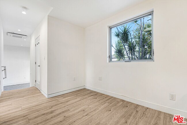 Building Photo - 2725 1/2 Dalton Ave