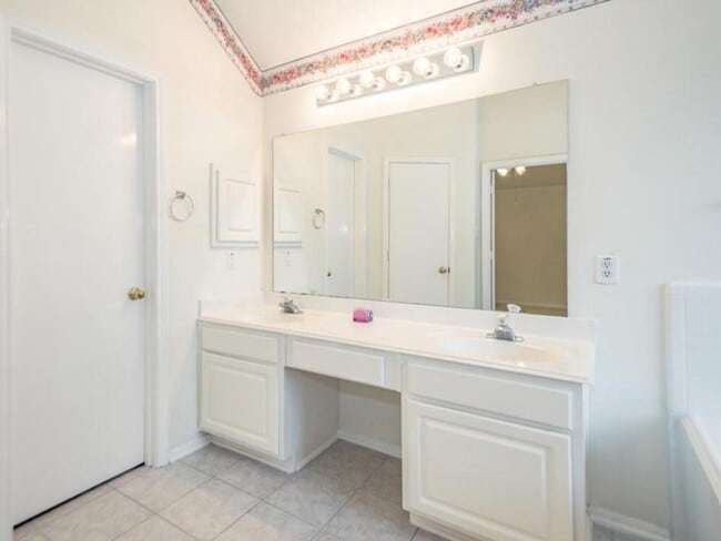 Building Photo - 15903 Timber Chase Dr