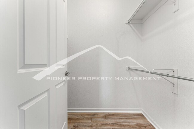 Building Photo - Charming condo with Central AC and Garage Parking Space!