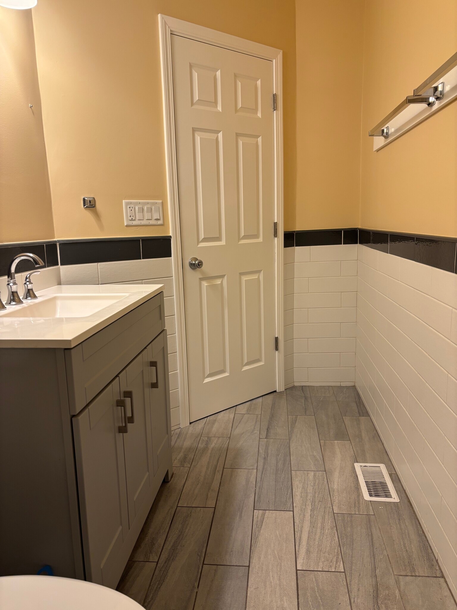 Building Photo - 1741 W 18th Pl