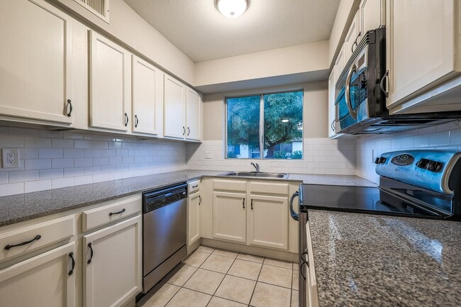 Building Photo - 2611 E Maryland Dr