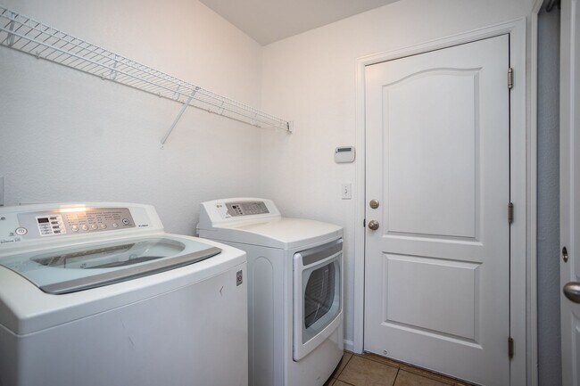 Building Photo - Well Maintained Home in Eastview Estates!