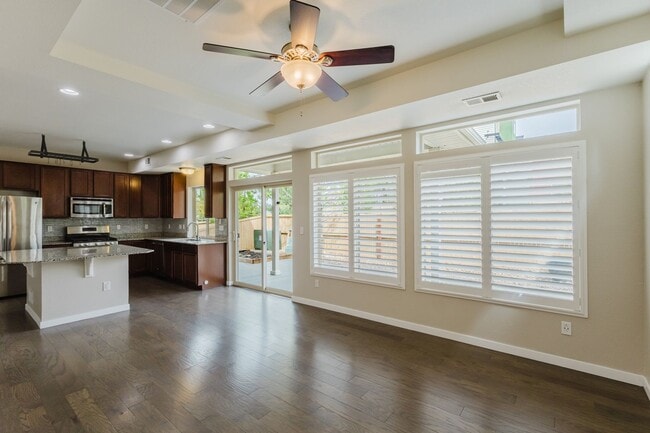 Building Photo - Immaculate 5bedroom like new in The Meadows!