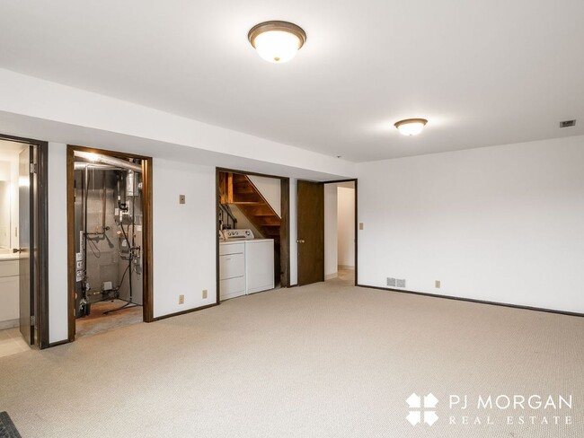 Building Photo - 3 Bed 3 Bath Duplex - Available now