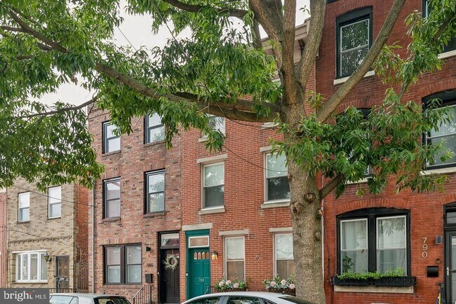Building Photo - 788 N Croskey St