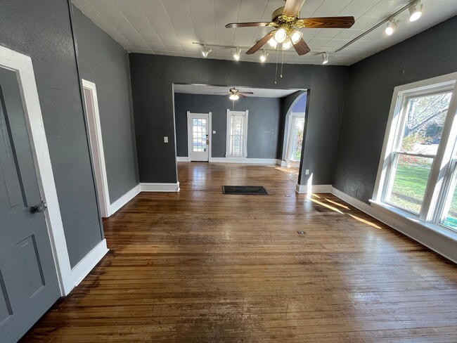Building Photo - Charming 2-Bedroom Home Downtown Available...