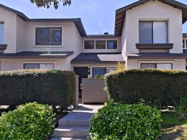 Building Photo - Lakeview Townhouse - 2 Bed / 1 ½ Bath