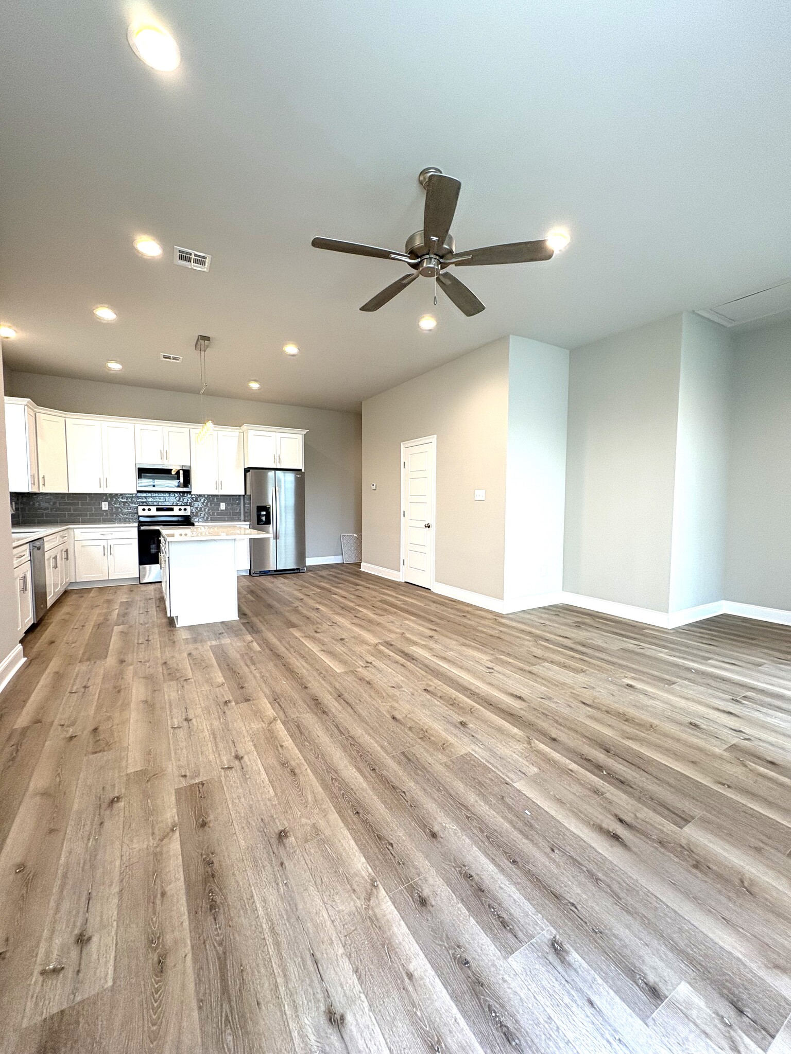 living/kitchen - 107 Centre Sarcelle Blvd