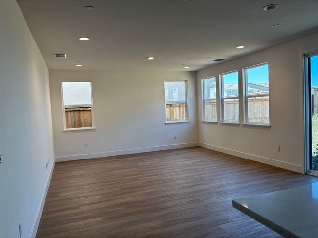 Building Photo - Beautiful 2025 Built 4/2 - New Subdivision!