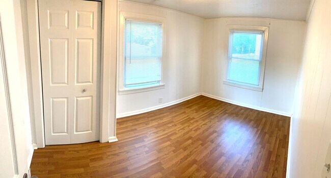 Building Photo - 2 Bedroom 1 Bath Duplex with Great Yard!  ...
