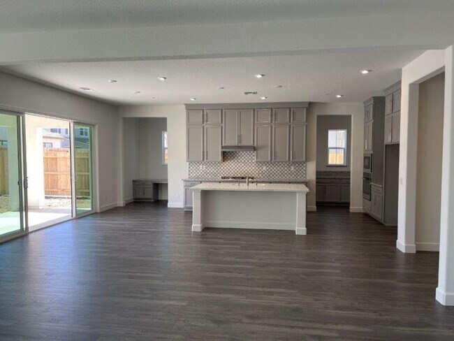 Building Photo - Fabulous Single Level 4 Bedroom in 95757