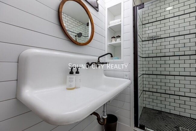 Building Photo - 310 S 7th St