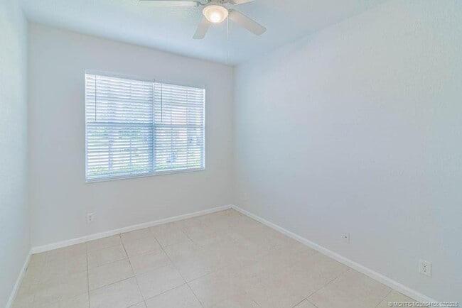 Building Photo - 356 SE Bloxham Way