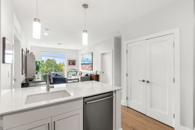 Building Photo - 65 Washington St