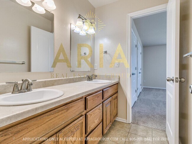 Building Photo - *611-613 Welston Cr.