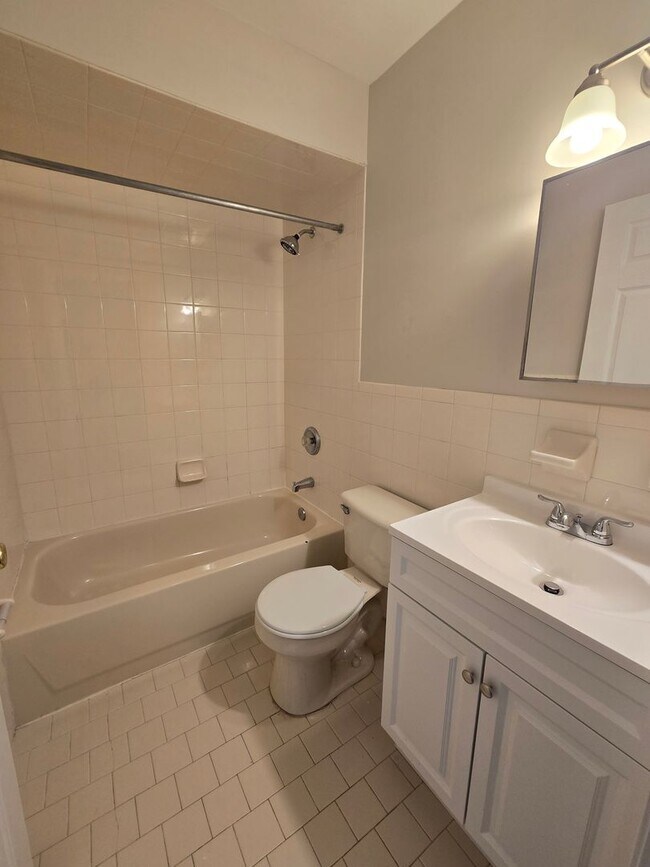 Building Photo - Commuter's delight! Freshly painted, 2-bed...