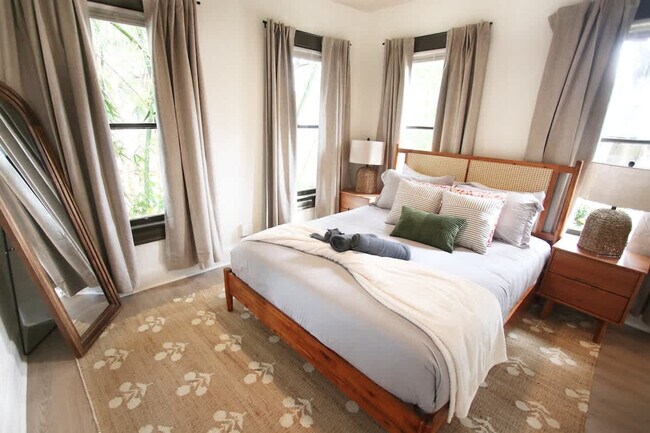 Building Photo - 102 W Emma St