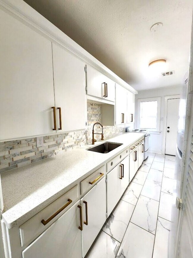 Building Photo - Remodeled 1 BED 1 BATH DUPLEX MIILER'S BLVD HISTORIC DISTRICT