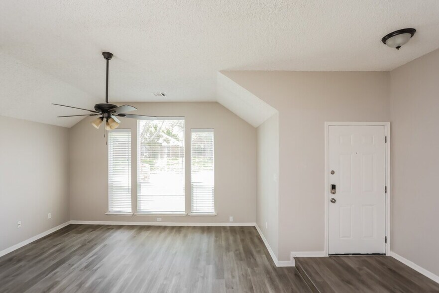 Building Photo - 2001 Valley Falls Ave