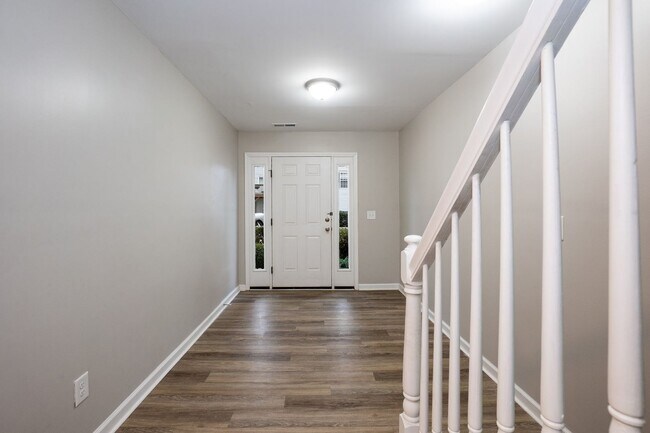 Building Photo - Beautiful Townhouse w/ 1st Floor Bedroom