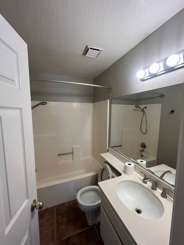 Building Photo - 39510 Sunrose Dr