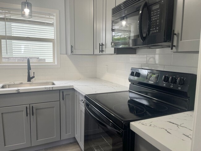 Building Photo - 2 Bedroom 2 Bathroom Ballard Duplex!