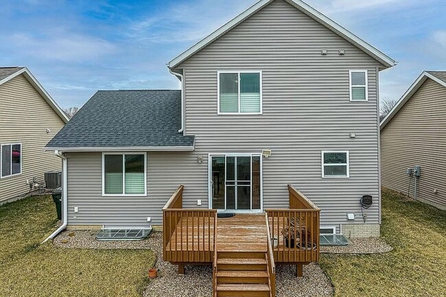 Building Photo - NE Side 2 Story -  4 Bedrooms - Linn Mar Schools - Attached Garage - New Flooring