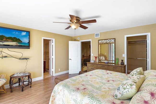 Building Photo - 822 NE 25th Ave