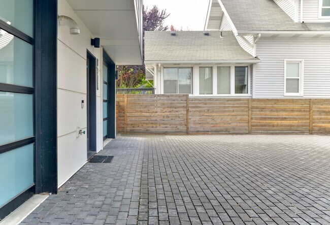 Building Photo - Modern 3 bed/ 2.5 bath townhome in Ballard!