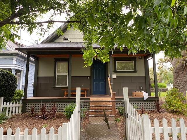 Building Photo - 704 27th Ave
