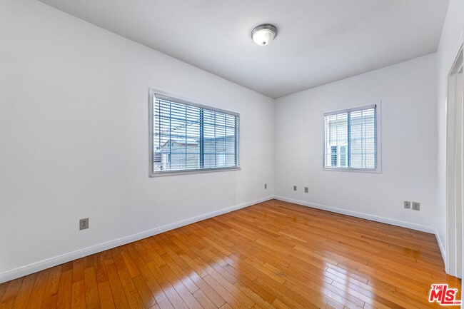 Building Photo - 832 S Catalina St