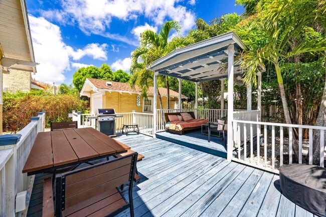 Building Photo - Charming 2-Bed With Backyard Oasis In West Palm Beach!