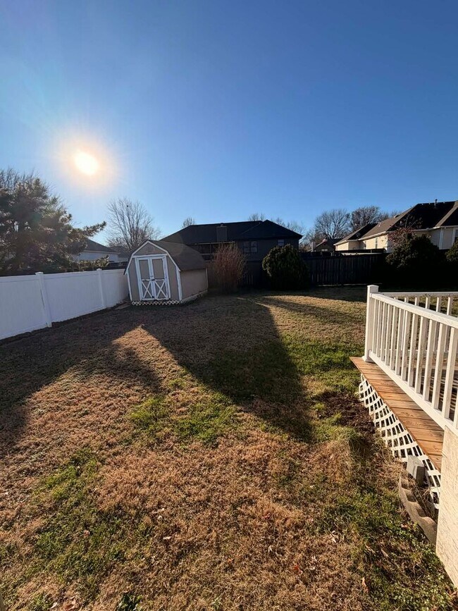 Building Photo - Beautiful Executive 3bd/2bath home in Joplin with fenced in yard / 2 car garage  and sunroom!!