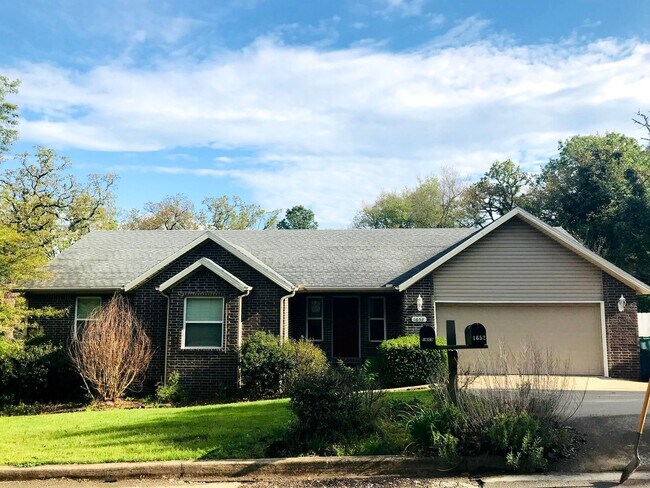 Building Photo - 3 bedroom 2 bath centrally located - fenced yard - 2 carG