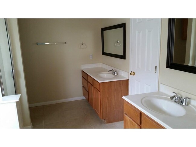 Building Photo - 706 Maplecreek Dr