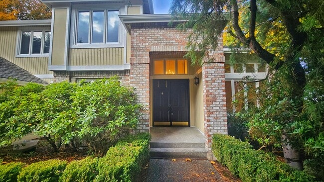 Building Photo - Beautiful 4 Bed 2.5 Bath  3190 sq ft Home ...