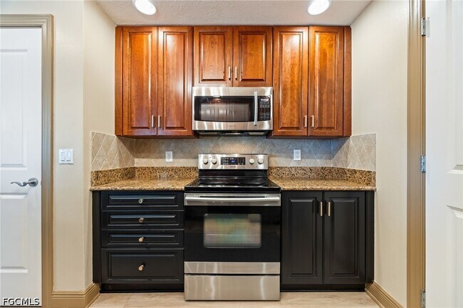 Building Photo - 2825 Palm Beach Blvd