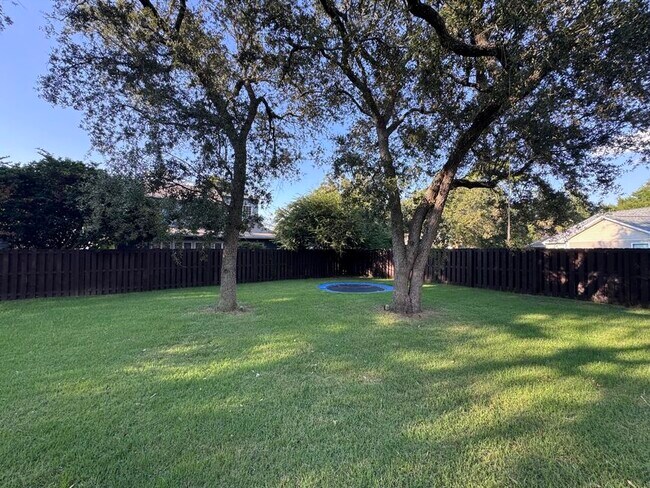 Building Photo - 315 Parkwood Pl