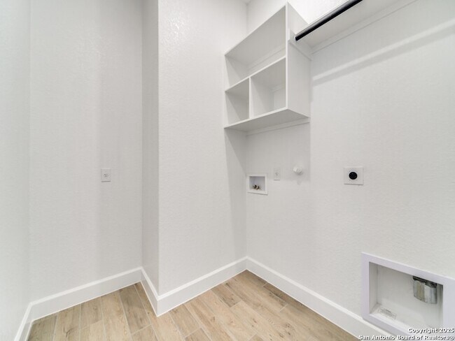 Building Photo - 110 Besito